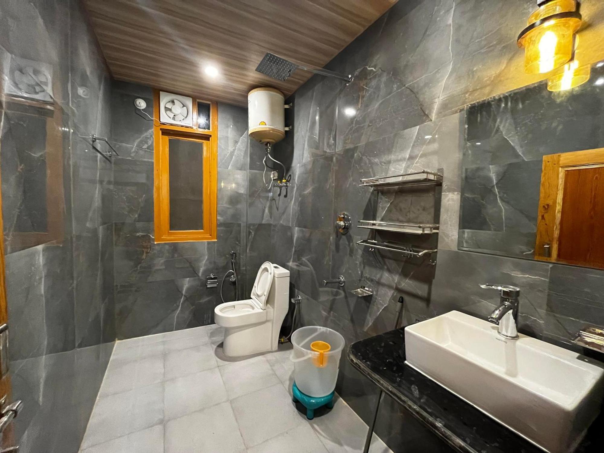 Hotel Mid Orchard Kasol L River Side -Pure Veg Hotel Buitenkant foto