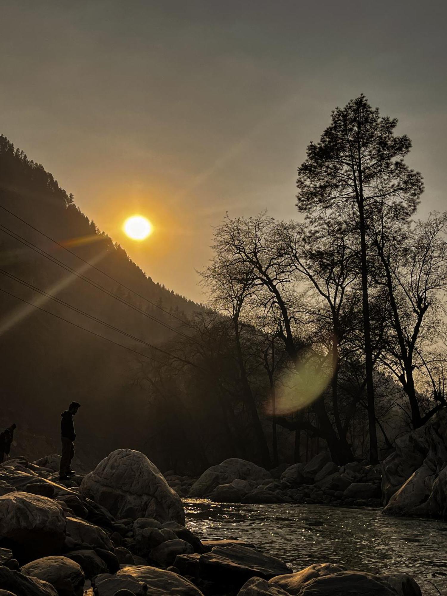 Hotel Mid Orchard Kasol L River Side -Pure Veg Hotel Buitenkant foto